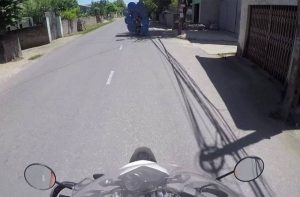 Δεν μπορείτε να πιστέψετε πόσα βαρέλια μετέφερε  με το μηχανάκι του! (Video)