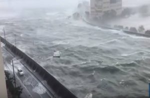 Τυφώνας Φλόρενς! – Η θάλασσα βγήκε… στη στεριά
