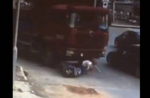 Φορτηγό πάτησε νεαρή οδηγό σκούτερ κι εκείνη… (video)