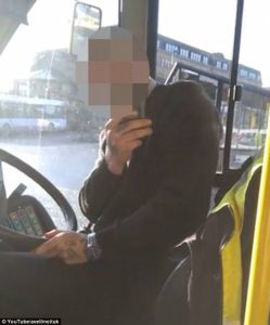 Οδηγός λεωφορείου αρνήθηκε να παρκάρει πιο κοντά στο πεζοδρόμιο και έμειναν σε μία στάση 10 λεπτά με τους επιβάτες (video)