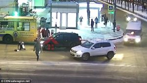 Τη χτύπησε αμάξι και αυτή σηκώθηκε και έφυγε χωρίς να έχει καταλάβει (video)