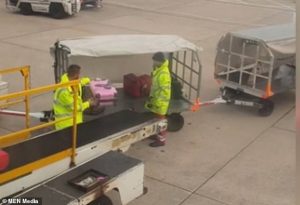 Βίντεο σοκ! Έτσι μεταφέρουν τις βαλίτσες στα αεροδρόμια! (vid)