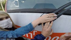Δέθηκαν στο τρένο και ξεκίνησαν το ταξίδι τους (video)