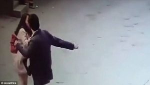 Ιδιοκτήτης ταξίδεψε 530 μίλια για να δείρει δυσαρεστημένο πελάτη (video)
