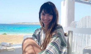 Ηλιάνα Παπαγεωργίου: Βγάζει το φόρεμα και μπαίνει στη θάλασσα (pics+video)