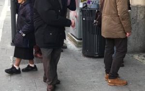Ηλικιωμένος χορεύει στους δρόμους της Ιταλίας και καθηλώνει τους περαστικούς (video)
