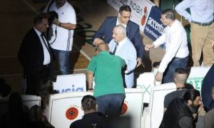 Βίντεο-Ανατριχίλα: Ο Παύλος Γιαννακόπουλος τραγουδάει τον ύμνο του Παναθηναϊκού