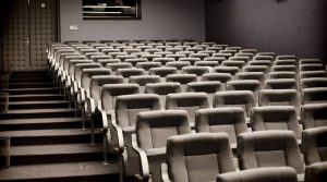 Τραγικό: Άνδρας «σφήνωσε» σε κάθισμα στο σινεμά και πέθανε
