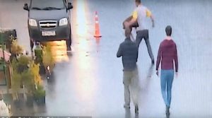 Σοκαριστικό: Δολοφόνησε με μεταλλική σούβλα κομμωτή γιατί δεν του άρεσε το κούρεμα (vid)