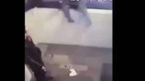 Αδιανόητο: Βγήκε στο μπαλκόνι να κάνει ένα τσιγάρο και έπεσε στο κενό (video)