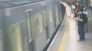 Σοκαριστικό βίντεο: Διαταραγμένος άνδρας έσπρωξε άγνωστη γυναίκα στις ράγες του τρένου!