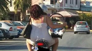 Μυτιλήνη: Φωτογραφία με νεογέννητο πάνω σε μηχανάκι προκαλεί σοκ!