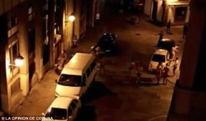 Άνδρες πήγαν γυμνοί έξω από εστία και πέταγαν τα ρούχα τους (video)