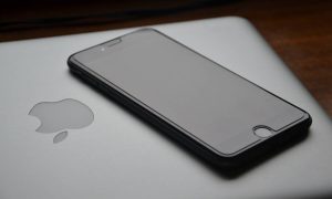 Χρήστης ζητά από την Apple ένα τρισεκατομμύριο δολάρια – Δείτε τον απίστευτο λόγο