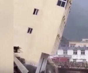Σοκαριστικό: Κτίριο διαλύεται σαν τραπουλόχαρτα στο κέντρο της πόλης (video)
