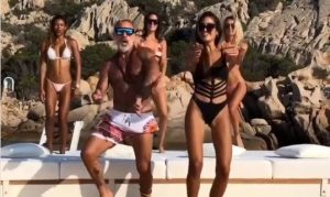 Σάλος! Εκατομμυριούχος παίζει ντραμς σε οπίσθια γυναικών και προκαλεί (photos+video)