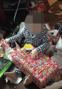 Έκαναν δώρο στο γιο παιχνίδι από θρίλερ και αυτός έβαλε τα κλάματα από το φόβο του (video)