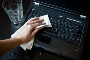 Εκανες… μούσκεμα το laptop σου; Μην αγχώνεσαι και κάνε αμέσως αυτές τις 6 κινήσεις