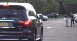 Παράτησε το αγόρι της για έναν άνδρα επειδή είχε τζετ και έγινε ρεζίλι (video)