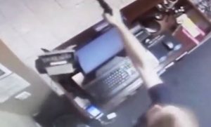 Καταστηματάρχης πυροβολεί τον κλέφτη κρατώντας παράλληλα και το τσιγάρο του (vid)