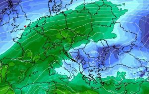 Καιρός: Μίνι… επιδείνωση και χιονοπτώσεις στα ορεινά από την Κυριακή. Καρέ – καρέ η εξέλιξη (video)