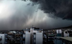 Καιρός: Έντονα καιρικά φαινόμενα τις επόμενες ώρες – Πτώση της θερμοκρασίας από τη Δευτέρα