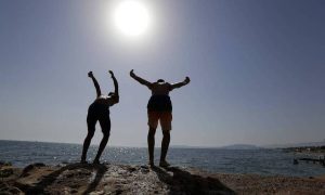 Καιρός: Σε κανονικά για την εποχή επίπεδα σήμερα η θερμοκρασία – Πού θα βρέξει