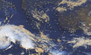 Καιρός: Πόσο θα επηρεάσει ο Μεσογειακός Κυκλώνας «Νέαρχος» την Ελλάδα τις επόμενες μέρες;