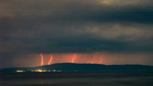Καιρός -«Αντίνοος»: 14.000 κεραυνοί στο Ιόνιο – Υδροστρόβιλος στη Χαλκιδική (video)