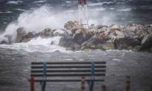 Αρνιακός: «Ο Τρελός, ο καιρός, οι βροχές και τα χιόνια…» (vid)