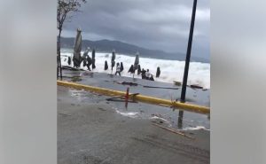 Κυκλώνας Ζορμπάς: Βίντεο σοκ με τεράστια κύματα να σκεπάζουν ανθρώπους στην Καλαμάτα