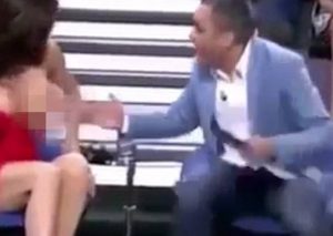 ΣΟΚ: Παρουσιαστής κατέβασε το φόρεμα καλεσμένης για να δει ο κόσμος το στήθος της (video)