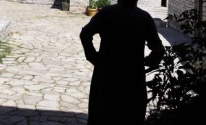 Καλόγρια από την Κεφαλονιά βγάζει… selfie μέσα σε εκκλησία και γίνεται Viral (photo)