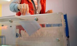 Ντέρμπι ΣΥΡΙΖΑ – ΝΔ δείχνουν νέες μετρήσεις