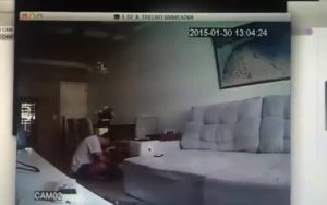 Είχε υποψίες επί 2 χρόνια. Οταν έβαλε κρυφή κάμερα είδε τον αρραβωνιαστικό της να… (video)