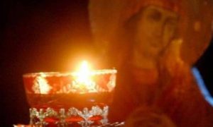 Γιατί ανάβουμε κεριά και καντήλι στους τάφους των νεκρών;