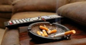 Μυρίζει όλο το σπίτι σου τσιγαρίλα; Να, το απόλυτο τρικ για να την εξαφανίσεις!
