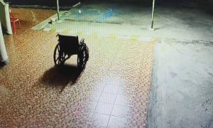 Είδε στην κάμερα ασφαλείας αναπηρική καρέκλα να κινείται… μόνη της! Κανείς δεν κατάλαβε γιατί…