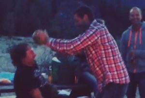 Παίρνει ένα καρπούζι και το ανοίγει στα δύο! Δεν φαντάζεστε με τι τρόπο… (video)