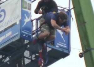 Mission… Possible! Πέφτουν από απίθανο ύψος για να βουτήξουν ένα μπισκότο σε καφέ (video)