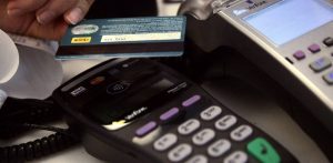 «Φρένο» στις ανέπαφες συναλλαγές με κάρτες χωρίς PIN (video)