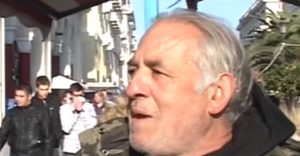 Τι απαντά ο καστανάς που συνελήφθη, στους αστυνομικούς (video)