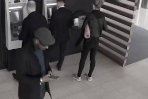 Δείτε πώς κλέβουν τα pin και λεφτά από κάρτες σε ATM (video)
