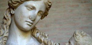 Η αρχαία ελληνική ευχή της μάνας στον γιο, έξι λέξεις μόνο φωνήεντα!