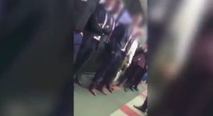 Βίντεο σοκ: Έβαλαν χρηματίστρια να κάνει γυμνή πασαρέλα για να «τονώσουν το ηθικό» των συναδέλφων της