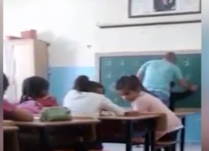 Βίντεο που σοκάρει: Δάσκαλος χαστούκισε μαθητή επειδή δεν μπορούσε να γράψει ένα γράμμα