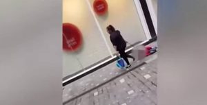 Η μητέρα που έσερνε το παιδί με της με λουρί στο δρόμο απαντά: «Δεν είμαι κακή μητέρα»