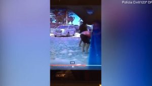 Μαχαίρωσε τη μητέρα μπροστά στο παιδί για να την εκδικηθεί (video)
