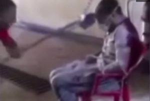 Σάλος με το αφεντικό που έδεσε και έλουσε με αφρό τον υπάλληλό του (video)