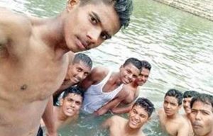 Τραγικό: Έβγαζαν selfie ενώ πίσω ο φίλος τους πνιγόταν! (photo)